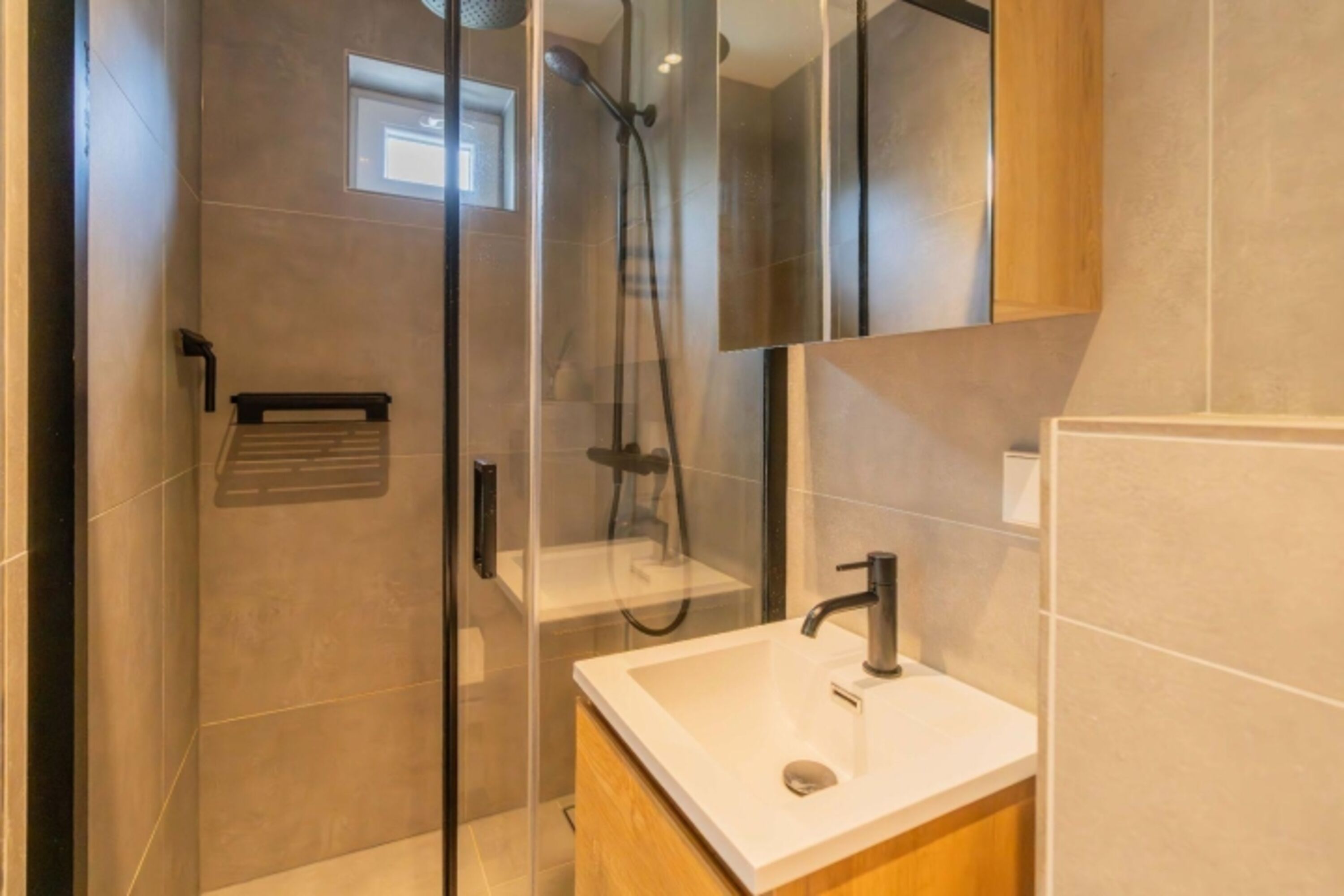Modernes Badezimmer mit Regendusche, Waschbecken und Toilette