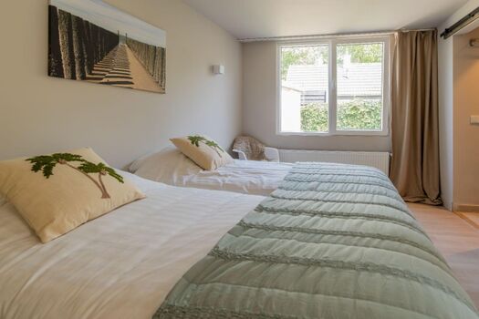 Schlafzimmer 2 mit 2 Einzel-Boxspringbetten (90x200)