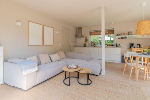 Die komfortable Sitzecke mit Eckcouch und SAT-TV