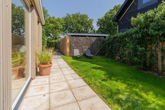 Der sonnige Garten mit Sonnenliegen