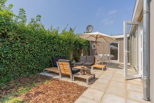 Die sonnige Terrasse mit Gartengruppe und Lounge-Ecke