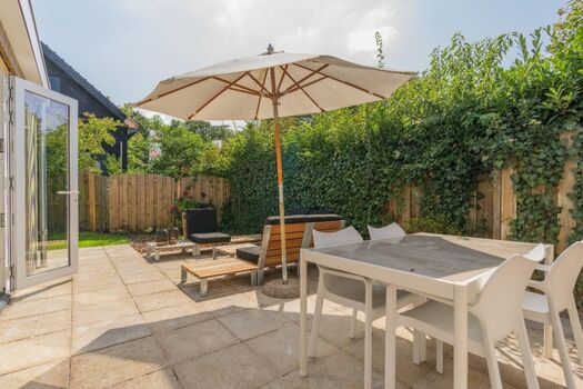 Die sonnige Terrasse mit Gartengruppe