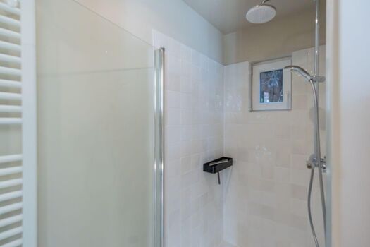 Bad en suite mit Waschbecken, Regendusche und WC