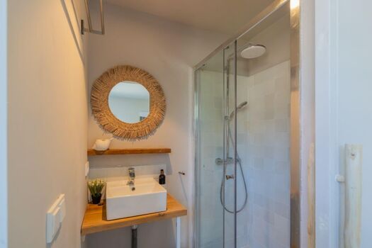 Bad en suite mit Waschbecken und Regendusche