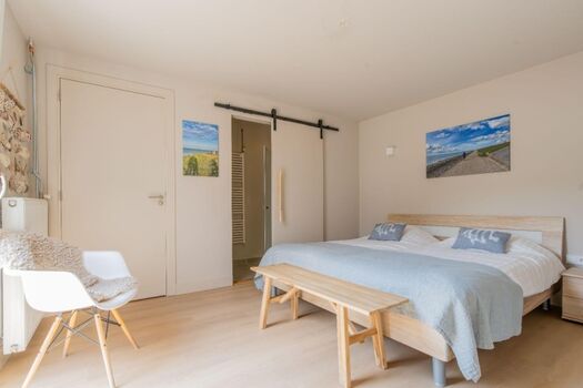 Schlafzimmer 1 mit Doppelbett (180x200)