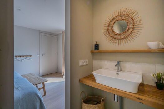 Bad en suite mit Waschbecken, Regendusche und WC