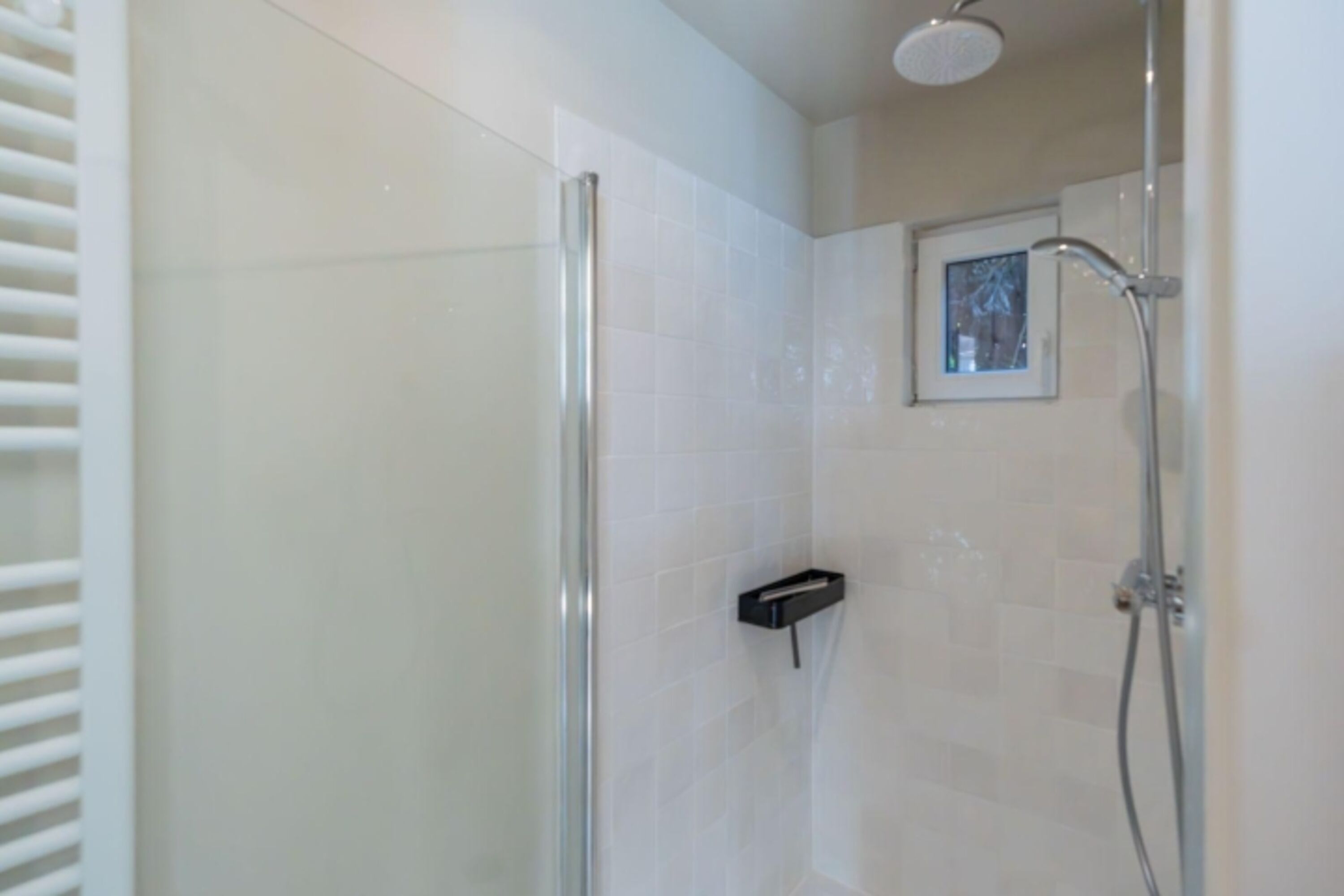Bad en suite mit Waschbecken, Regendusche und WC