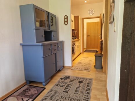 vom Eßtisch zur Küche und Eingangsbereich