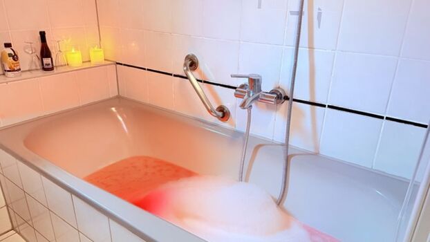 OG Badezimmer mit Badewanne 