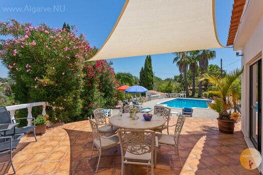 Ferienvilla mit großem Pool und schönen Terrassen, in Strandnähe