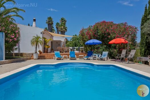 Urlaub in einer großen Landvilla an der Küste mit großem privaten Swimmingpool