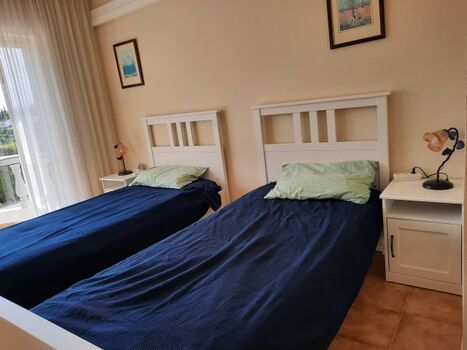 Doppelzimmer mit kleinem Balkon und Klimaanlage