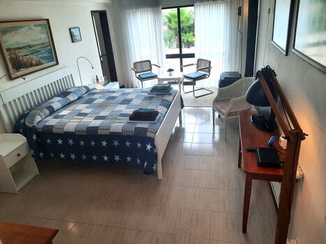 Elternschlafzimmer mit eigenem Bad, Klimaanlage für den Sommer, Heizung für den Winter in der Algarve