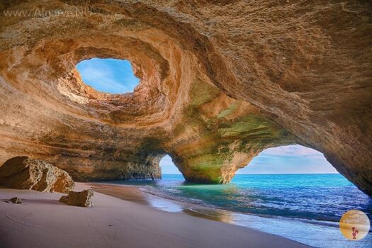 Die berühmte Höhle, die man von Benagil aus mit dem Boot besuchen kann.