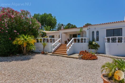 Vorderseite eines Bungalows mit Swimmingpool an der Algarve