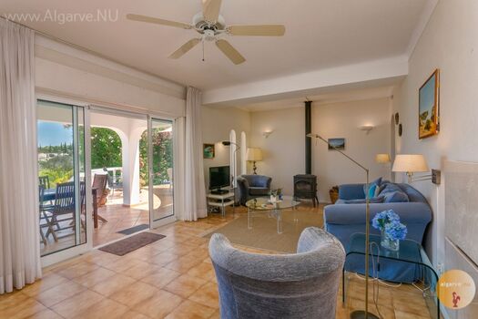 Wohnzimmer eines großen Ferienhauses für 6 Personen mit eigenem Schwimmbad