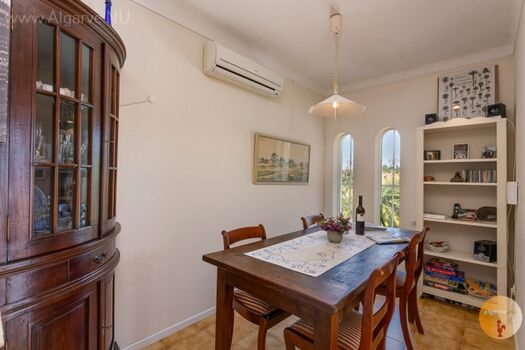 Essbereich in großem Ferienhaus für 6 Personen mit Klimaanlage und eigenem Pool