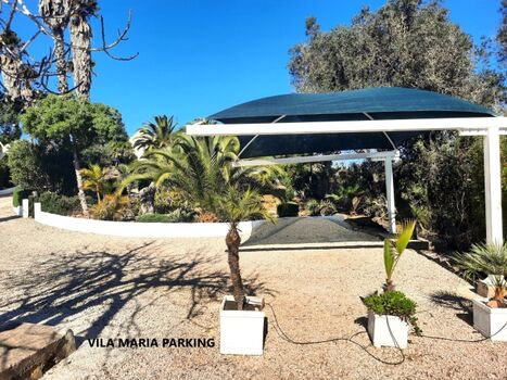 Kostenloses Parken im Schatten auf dem eigenen Grundstück des Ferienhauses Villa Maria