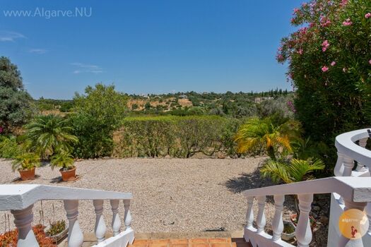 Blick von der Terrasse eines Ferienhauses an der Algarve