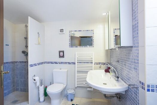 En-suite Badezimmer im Hauptschlafzimmer mit Dusche, Badewanne, Toilette und Doppelwaschbecken