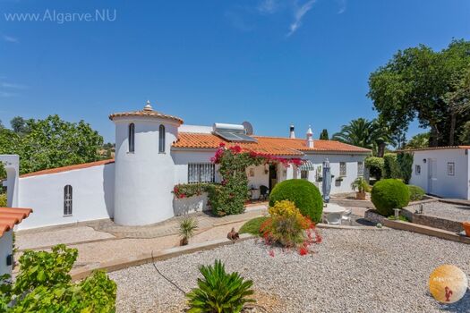 Rückseite Ferienhaus mit Pool an der Algarve