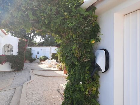 Laden Sie Ihr Elektroauto ganz einfach über Ihre eigene Ladestation auf.