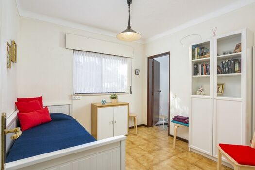 Kleines Schlafzimmer mit Ausziehbett für 2 Personen