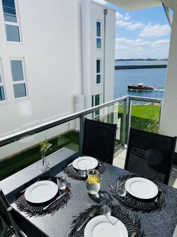 beobachten Sie die ein- und auslaufenden Schiffe