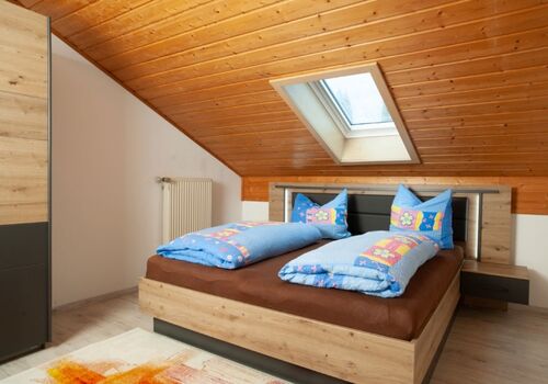 Schlafzimmer mit großem Schrank