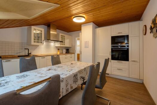 Geräumige Küche mit großem Tisch