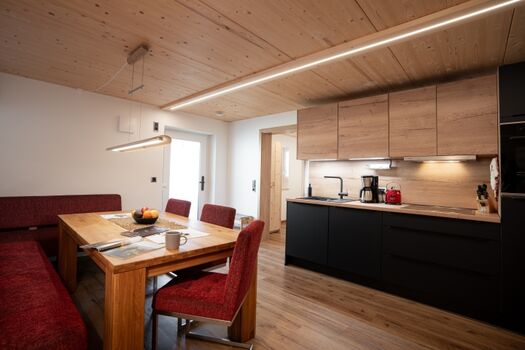 Ess/Sitzecke mit Küchenzeile