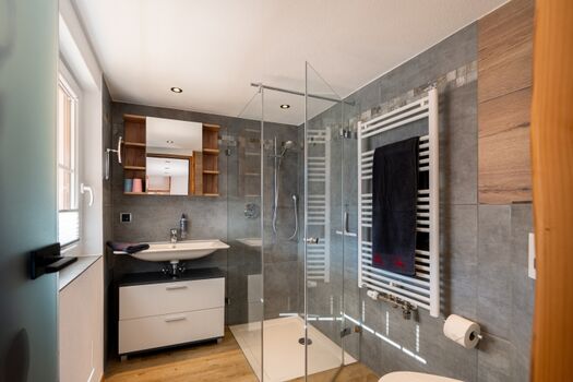 Badezimmer zu Schlafzimmer 1