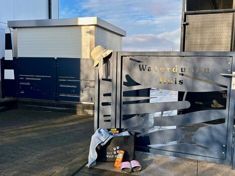 Das Chalet ist komplett eingezäunt.