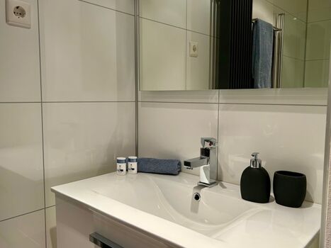 mit eigenem kleinen Bad, Waschtisch und Dusche.