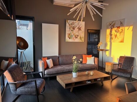 Der gemütliche Wohnbereich lädt zum Chillen ein.