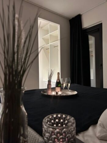 Ein begehbarer Kleiderschrank ist in beiden Zimmern.