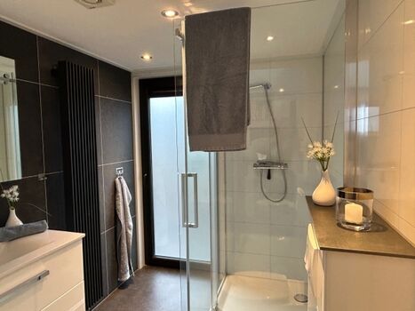 Ein Badezimmer mit WC, Dusche ...