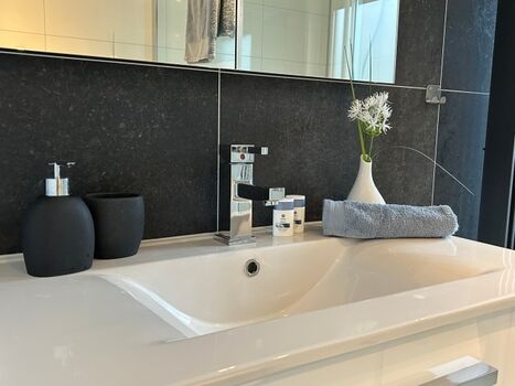 und Waschtisch befindet sich im EG, im OG ist