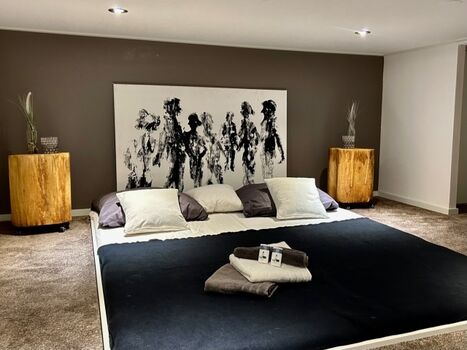 ein Mezzanine (Raumhöhe 1.20 m) mit 2 Schlafplätzen.