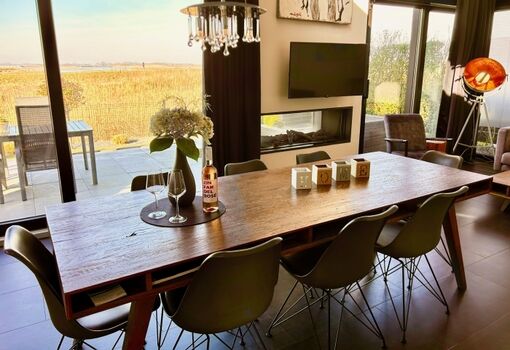 Der Esstisch bietet Platz für 8 Personen.