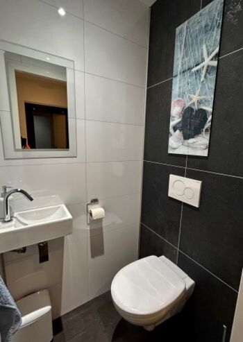 Ein separates WC rundet die Ausstattung ab.