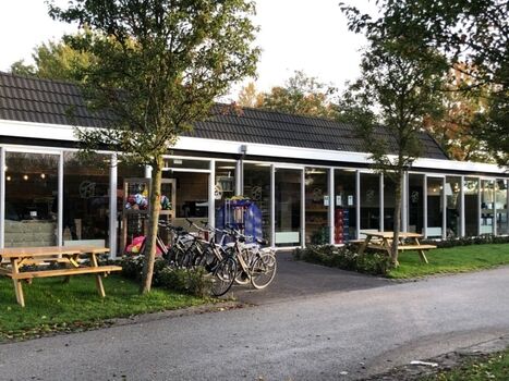 Im Park gibt es einen Supermarkt mit Fahrrad-, E-Bike- und Gokartverleih.