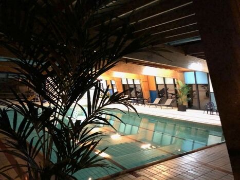 Das parkeigene Schwimmbad lädt zum Schwimmen u. Entspannen ein.