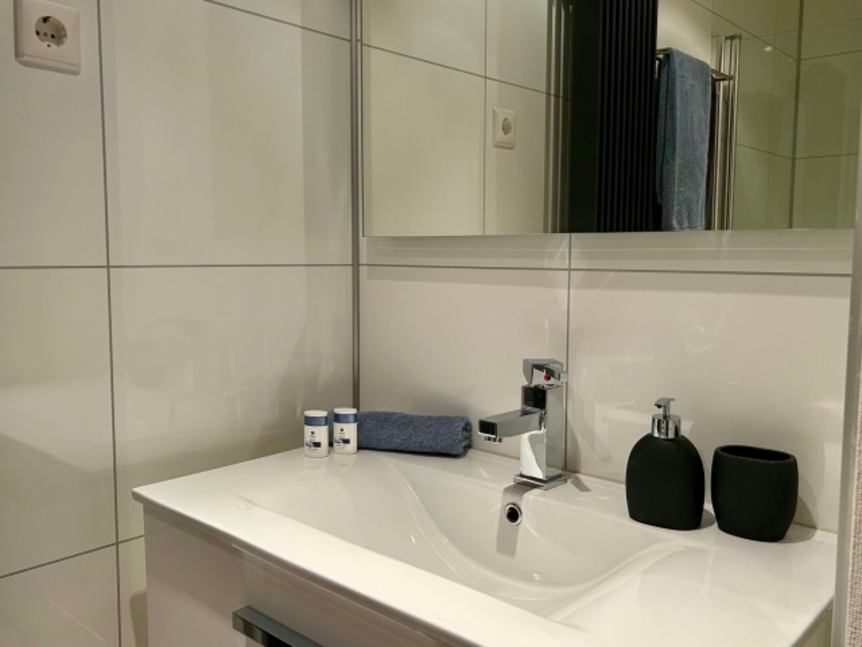 mit eigenem kleinen Bad, Waschtisch und Dusche.