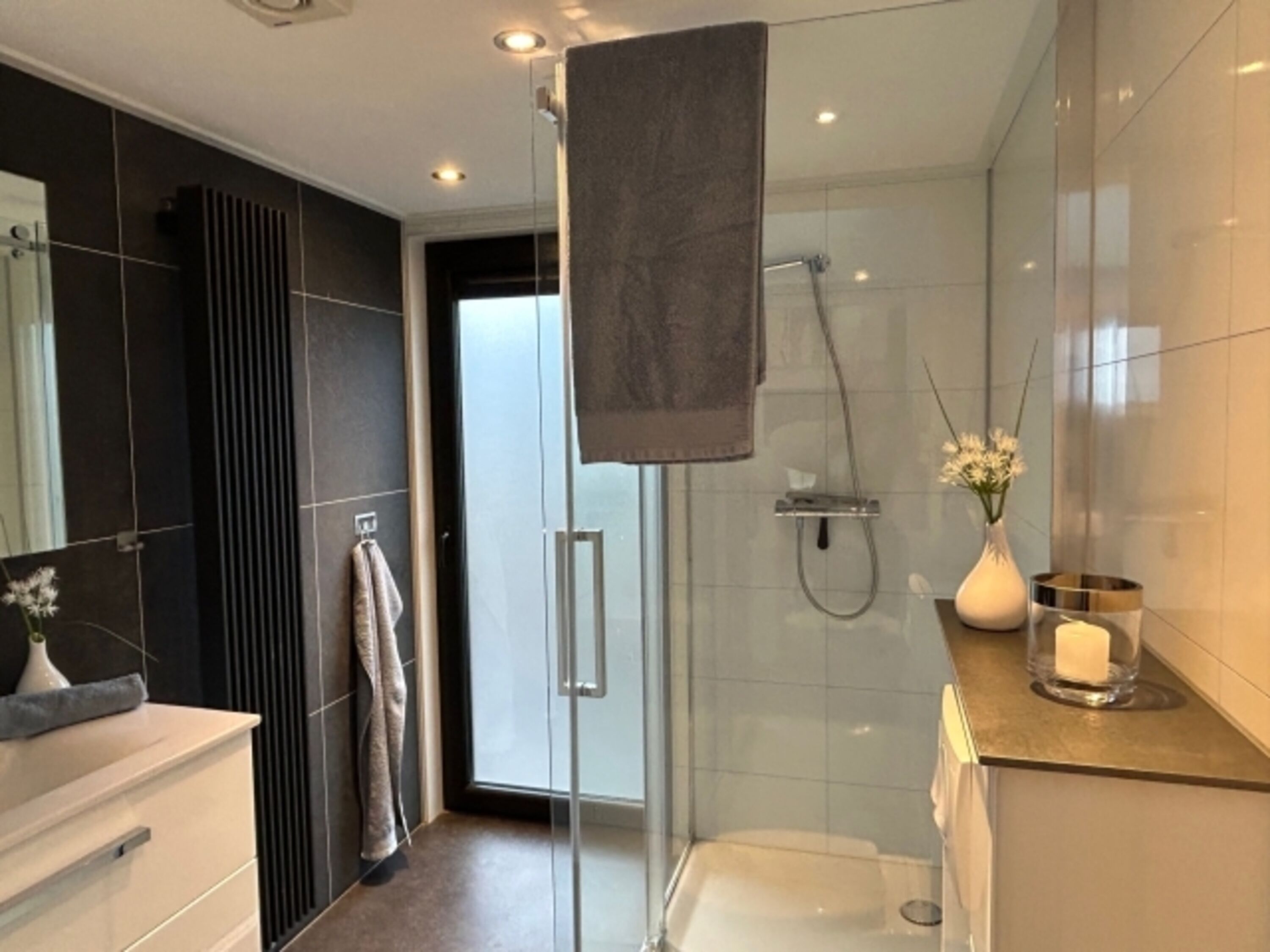 Ein Badezimmer mit WC, Dusche ...