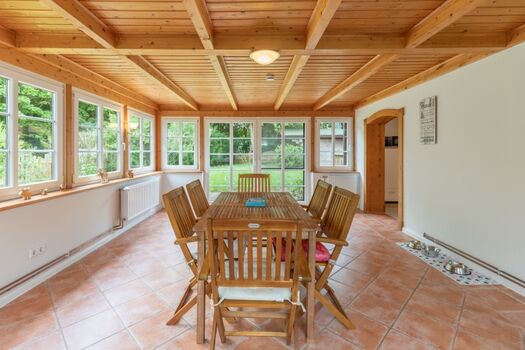 Großer lichtdurchfluteter Wintergarten