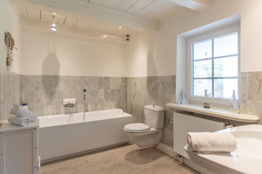 Badezimmer mit Wanne und Dusche