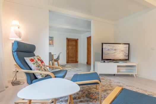 Schönes heimisches Wohnzimmer mit Unterhaltung