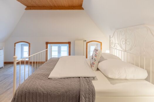 Helles Schlafzimmer mit Kommode