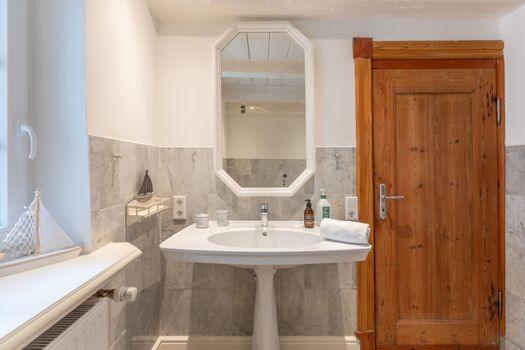 Badezimmer mit Wanne und Dusche